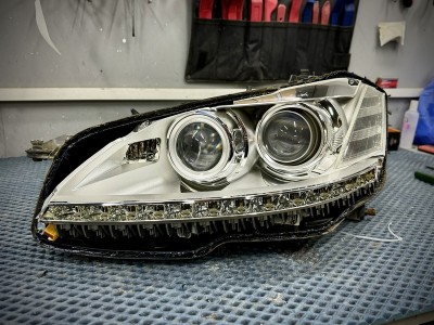 Замена стекла фары Mercedes S-class W221 рестайлинг