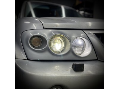Замена линз в фарах Mitsubishi Pajero 3. Установка светодиодных Bi Led модулей.