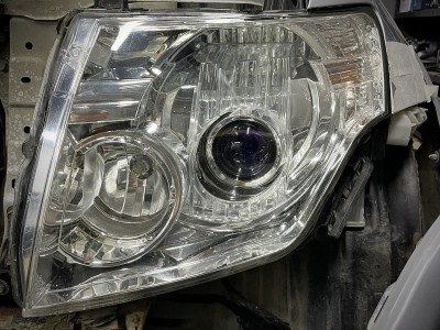 Замена стекол фар Mitsubishi Pajero 4