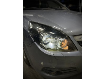 Замена линз в фарах Opel Vectra C рестайлинг. Установка светодиодных Bi Led модулей.
