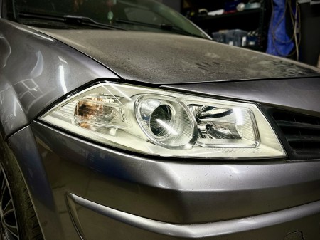 Замена линз в фарах Renault Megane 2. Установка Bi Led модулей.